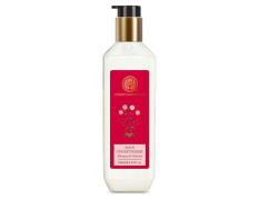 Forest Essentials Hair Conditioner Bhringraj & Shikakai & Forest Essentials Delicate Facial Cleanser Kashmiri Saffron & Neem